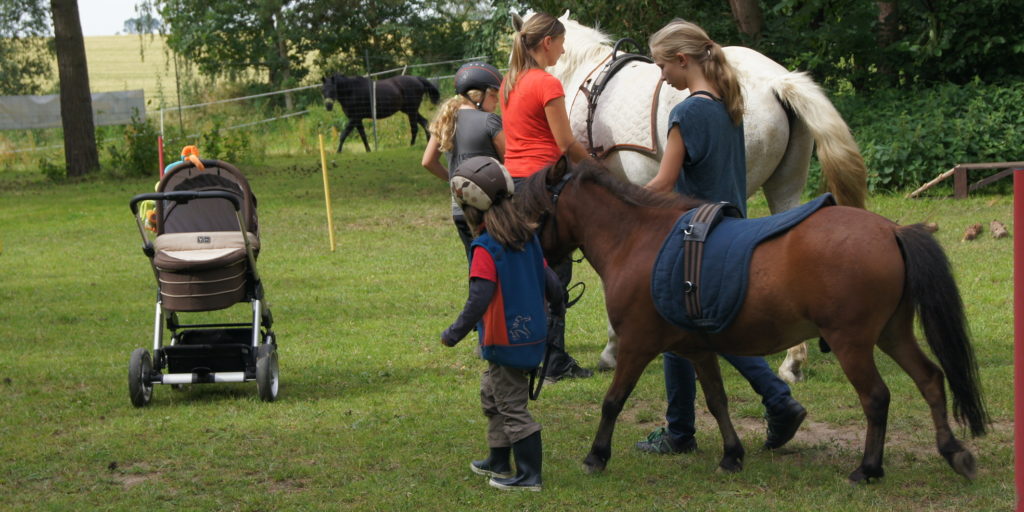 Kinder beim Ponyreiten in Taubenheim bei Dresden